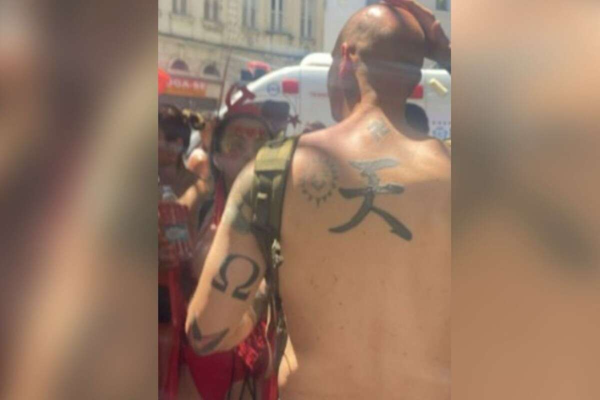 Turista com símbolos nazistas tatuados é agredido em bloco no Rio