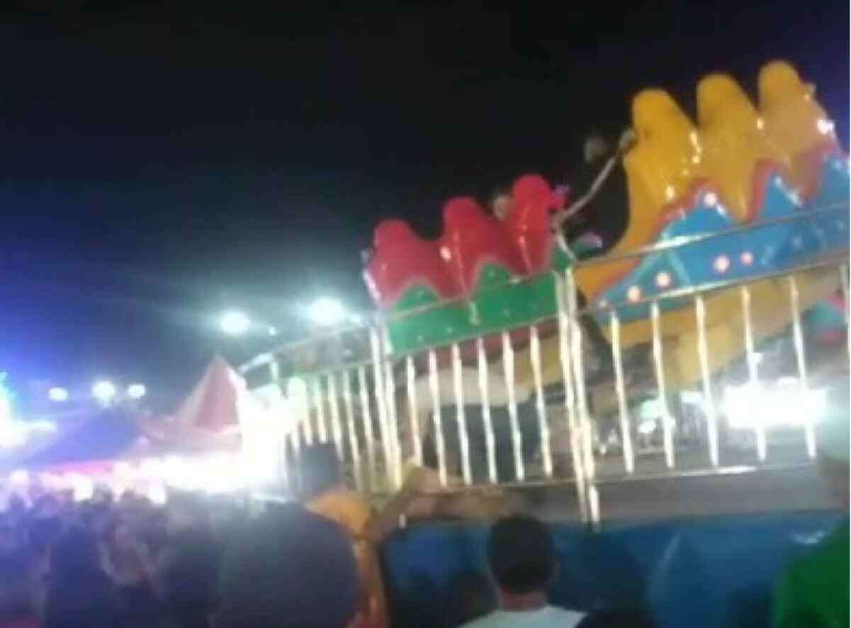 Jovem é arremessada de brinquedo em parque de diversões. Vídeo