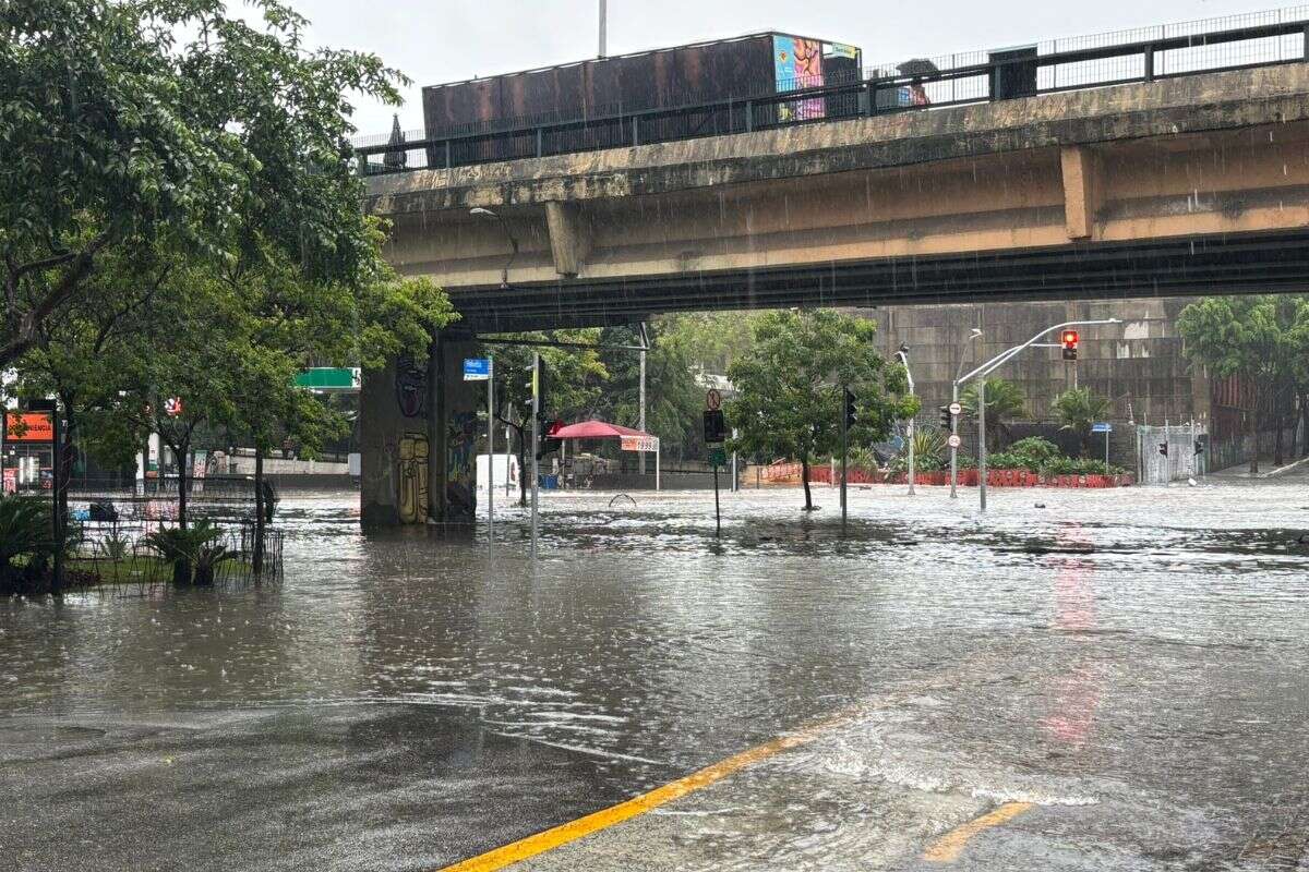 Chuva provoca pontos de alagamento e lentidão no trânsito em SP. Veja