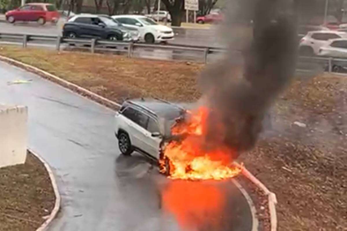 Jeep Commander pega fogo ao passar por tesourinha na Asa Norte. Vídeo