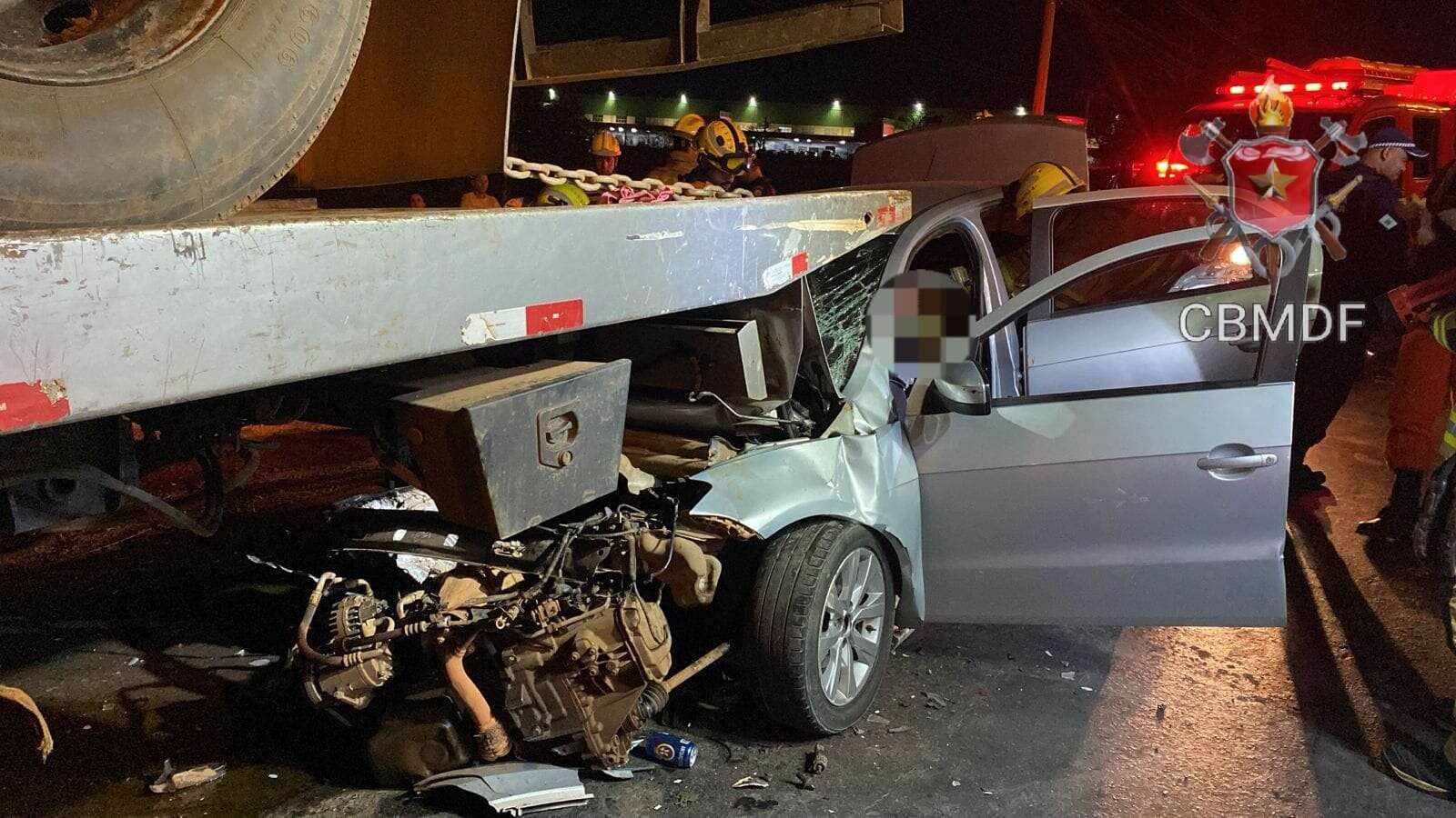 Mulher sofre traumatismo craniano após carro bater em guincho no DF