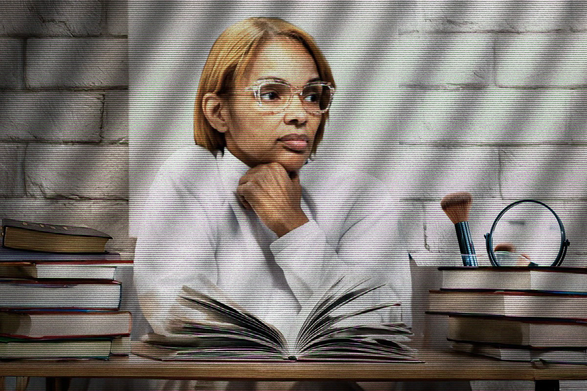 Da Bíblia ao blush: Flordelis estuda teologia e maquiagem na prisão