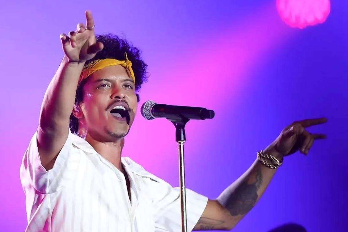 Bruno Mars cumpre promessa e vai comemorar aniversário no Brasil