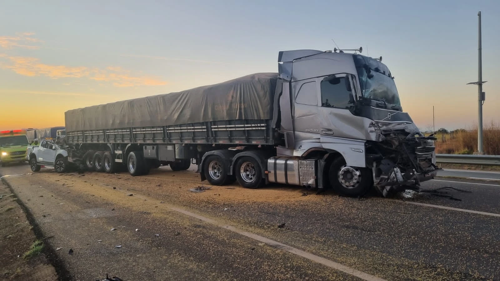 Colisão entre carretas e caminhonete mata dois na BR-050