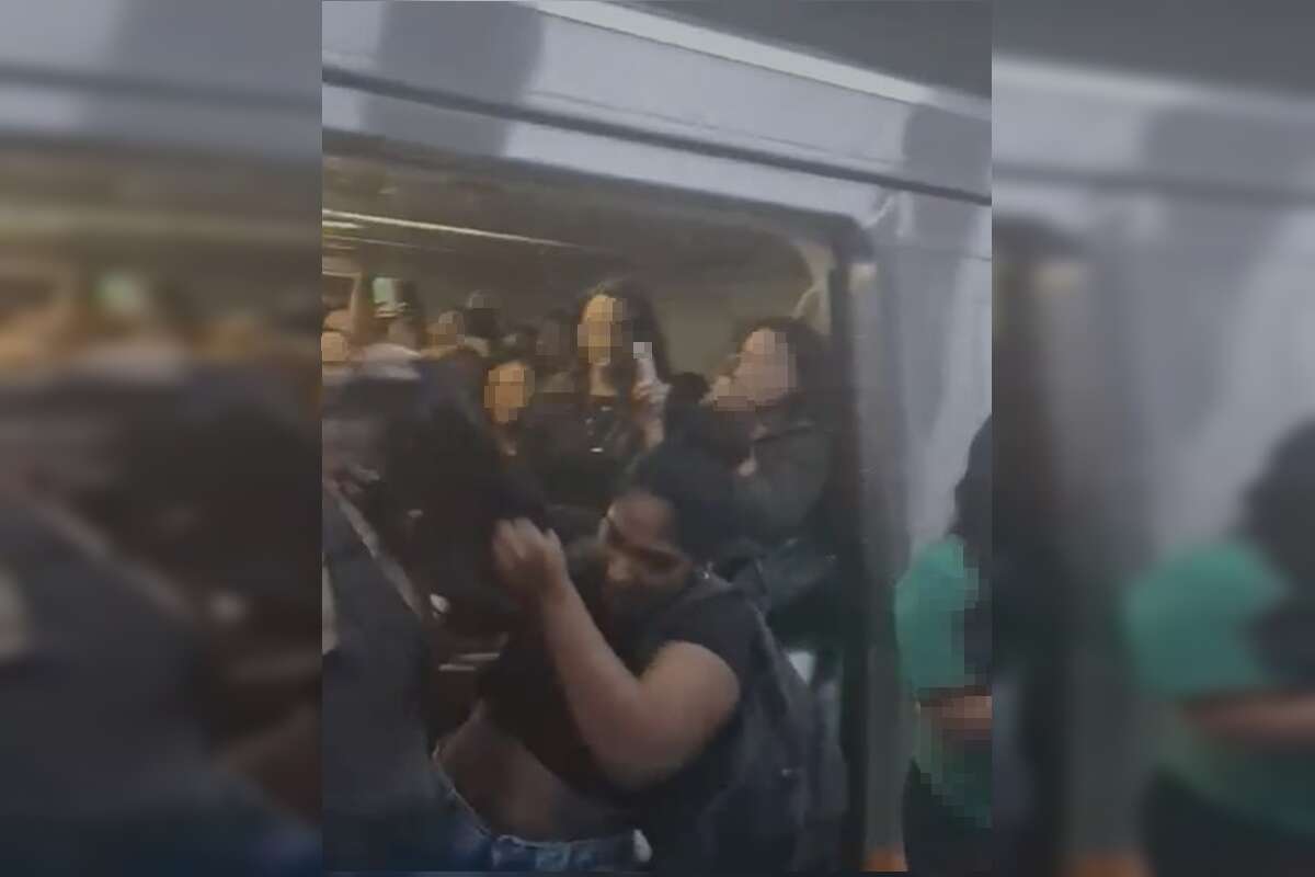 Passageiras saem no tapa após empurra-empurra em metrô lotado. Vídeo