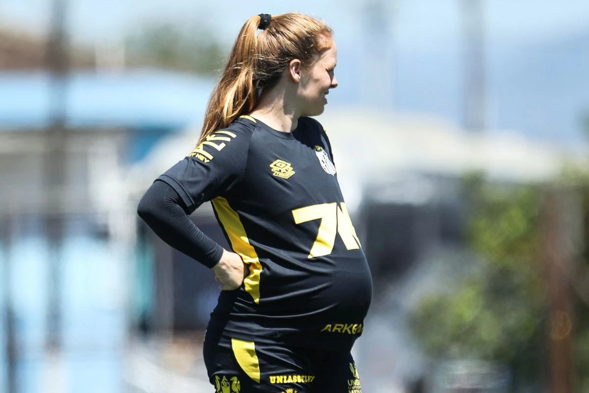 Atacante do Santos treina até o 8° mês de gestação e faz história