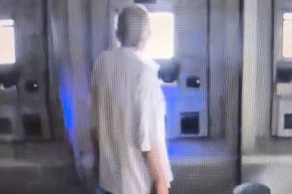 Idoso que esqueceu R$ 400 na boca de caixa é identificado. Vídeo