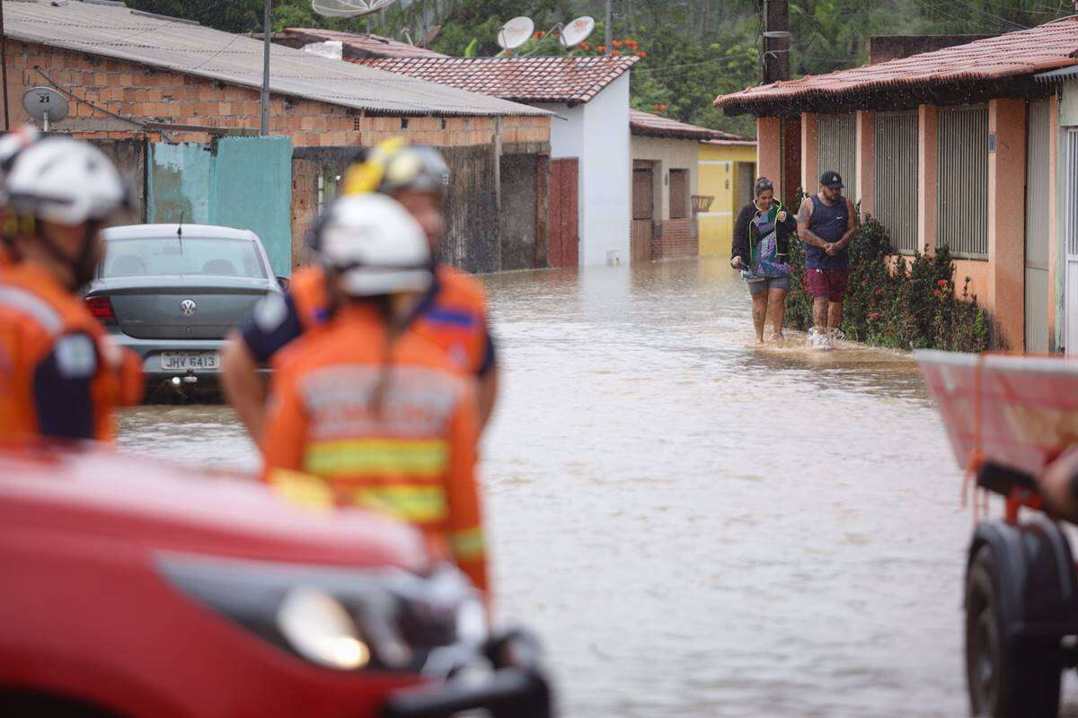 Vídeo: temporal no DF destruiu casas e deixou moradores desabrigados