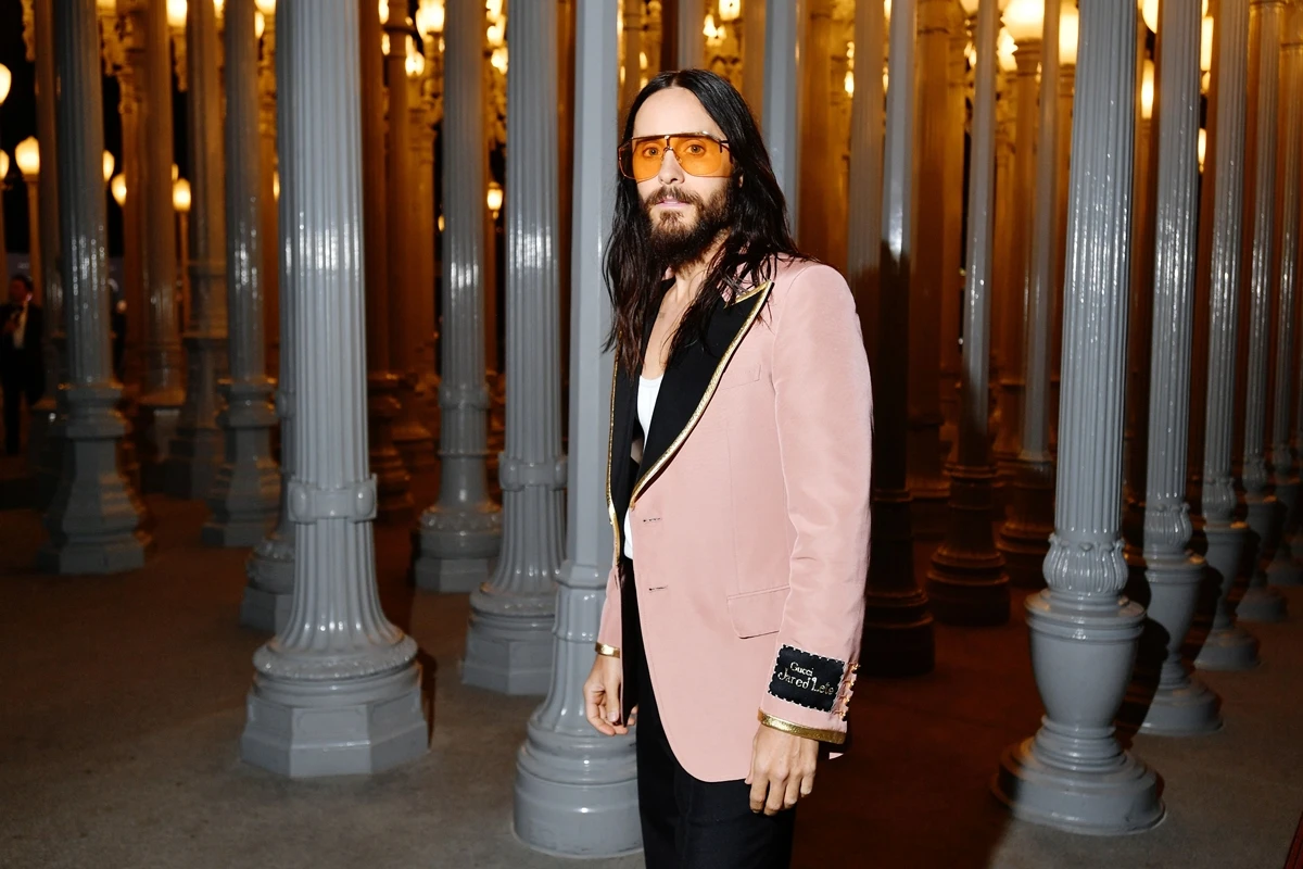 Acusado de assédio, Jared Leto é blindado pela moda e por Hollywood