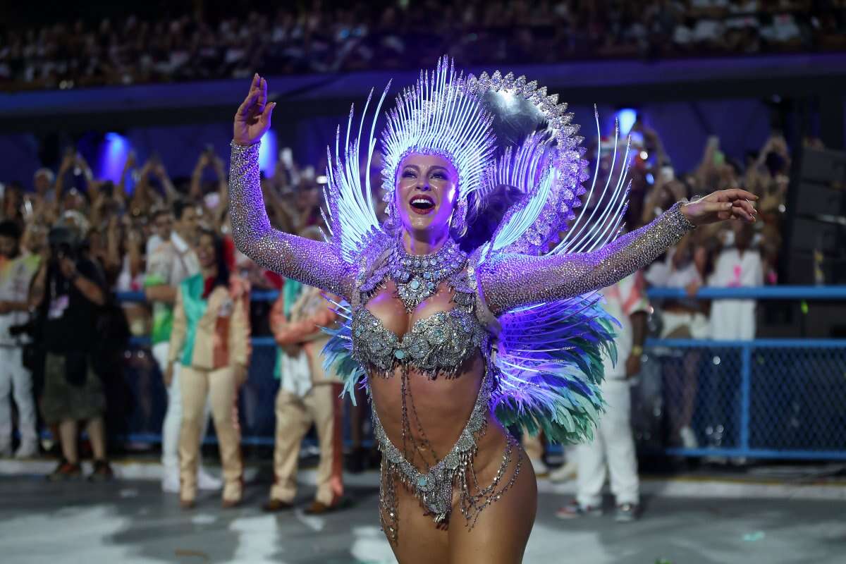 Paolla Oliveira dá show e brilha em último desfile pela Grande Rio