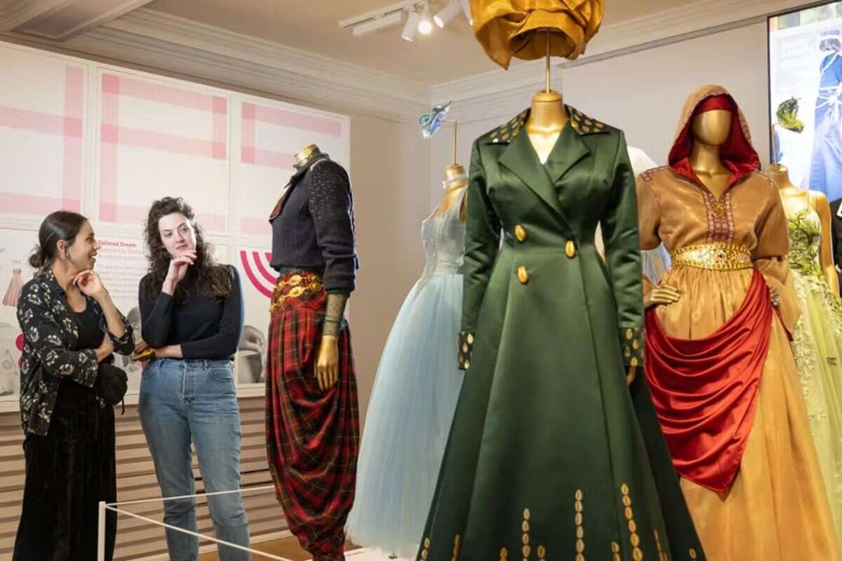 Em Londres, exposição com looks de Lady Di aborda o “dress code” real