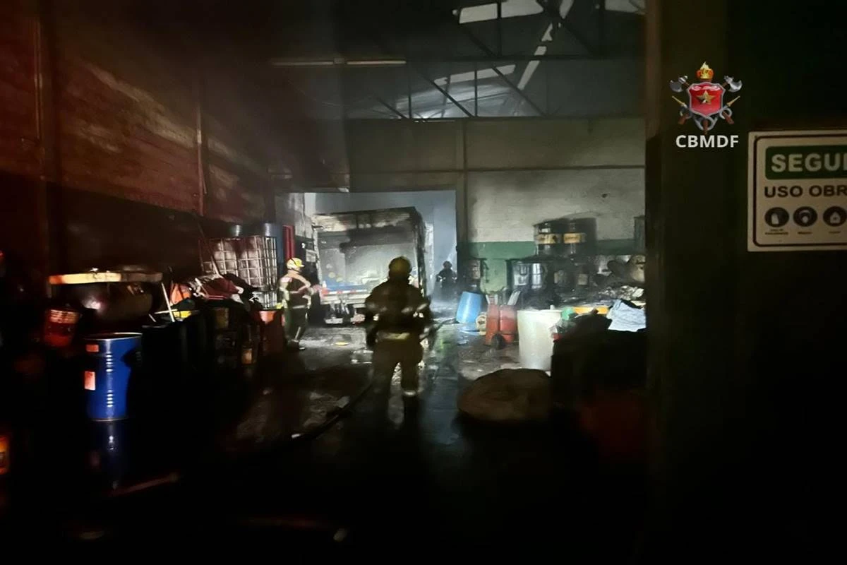 Incêndio atinge galpão de caminhões coletores de óleos no DF