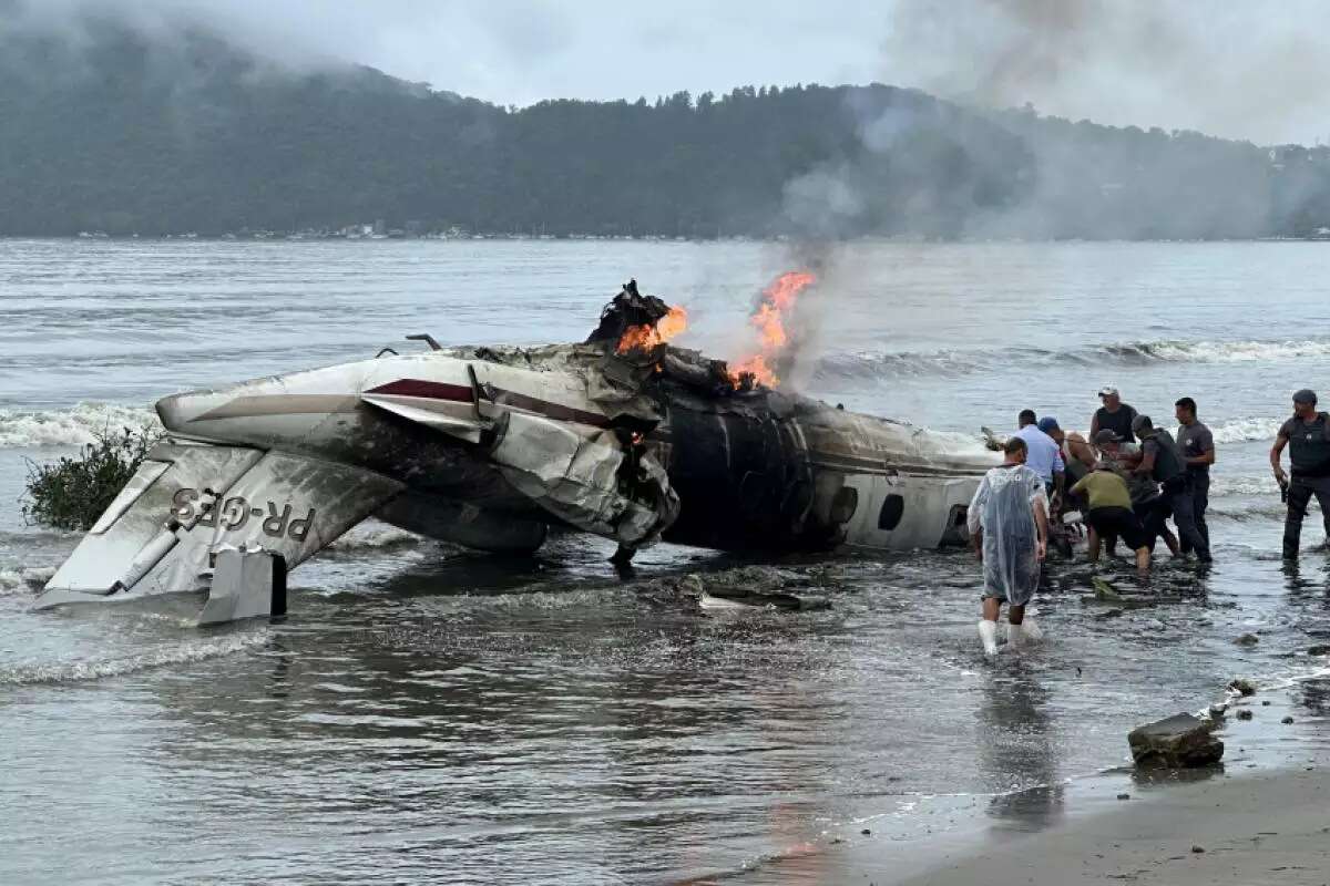 Avião que explodiu em Ubatuba tinha 3 adultos e 2 crianças a bordo