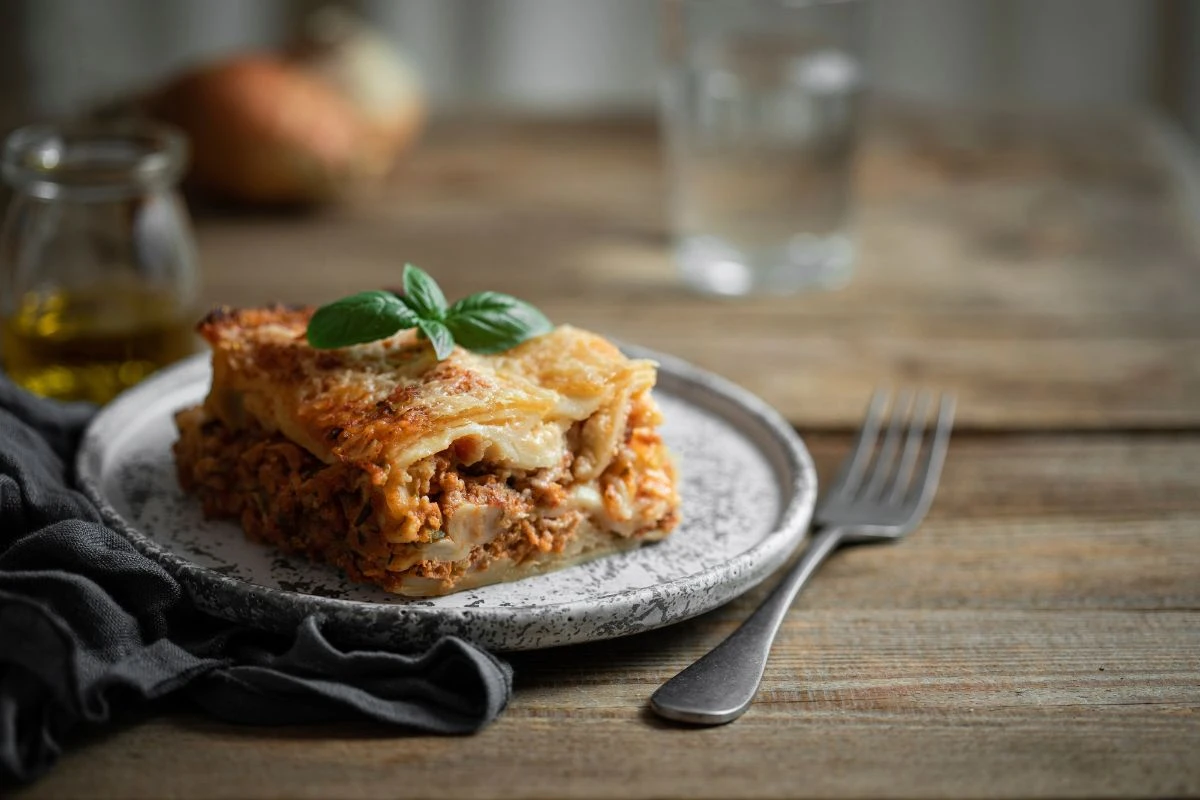 Lasanha de frigideira: receita cremosa fica pronta em 20 minutos