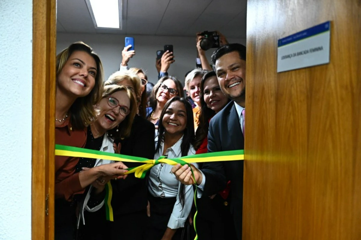 Alcolumbre inaugura gabinete para bancada feminina do Senado