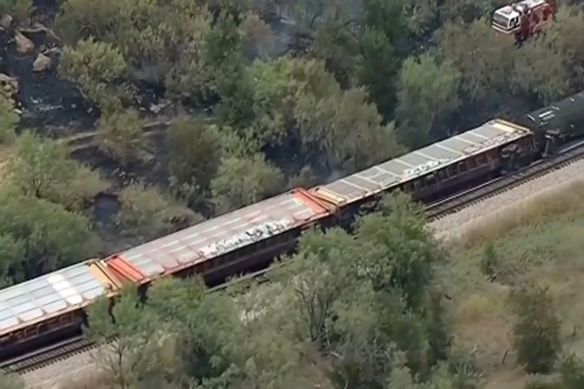 Vídeo: trem com materiais perigosos descarrila nos EUA