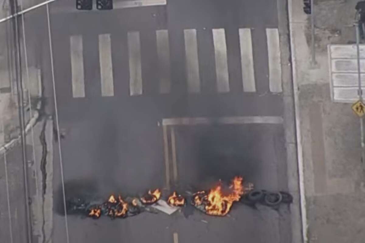 Moradores bloqueiam via com fogo em protesto após enchentes em SP