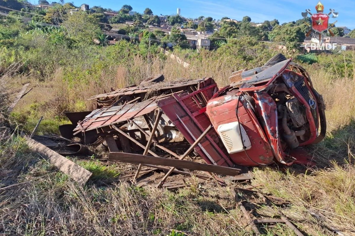 Motorista fica ferido após caminhão descer ribanceira e capotar no DF