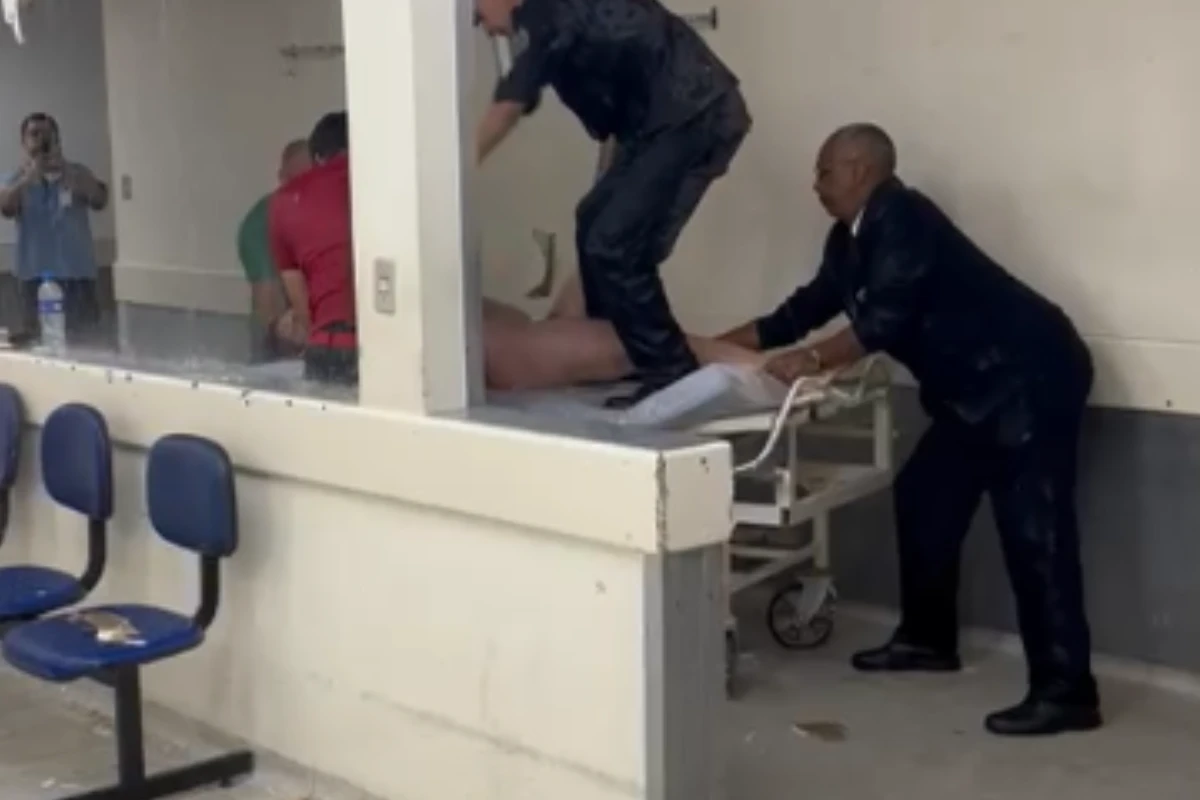 Vídeo: paciente nu em surto invade teto de clínica e destrói tubulação