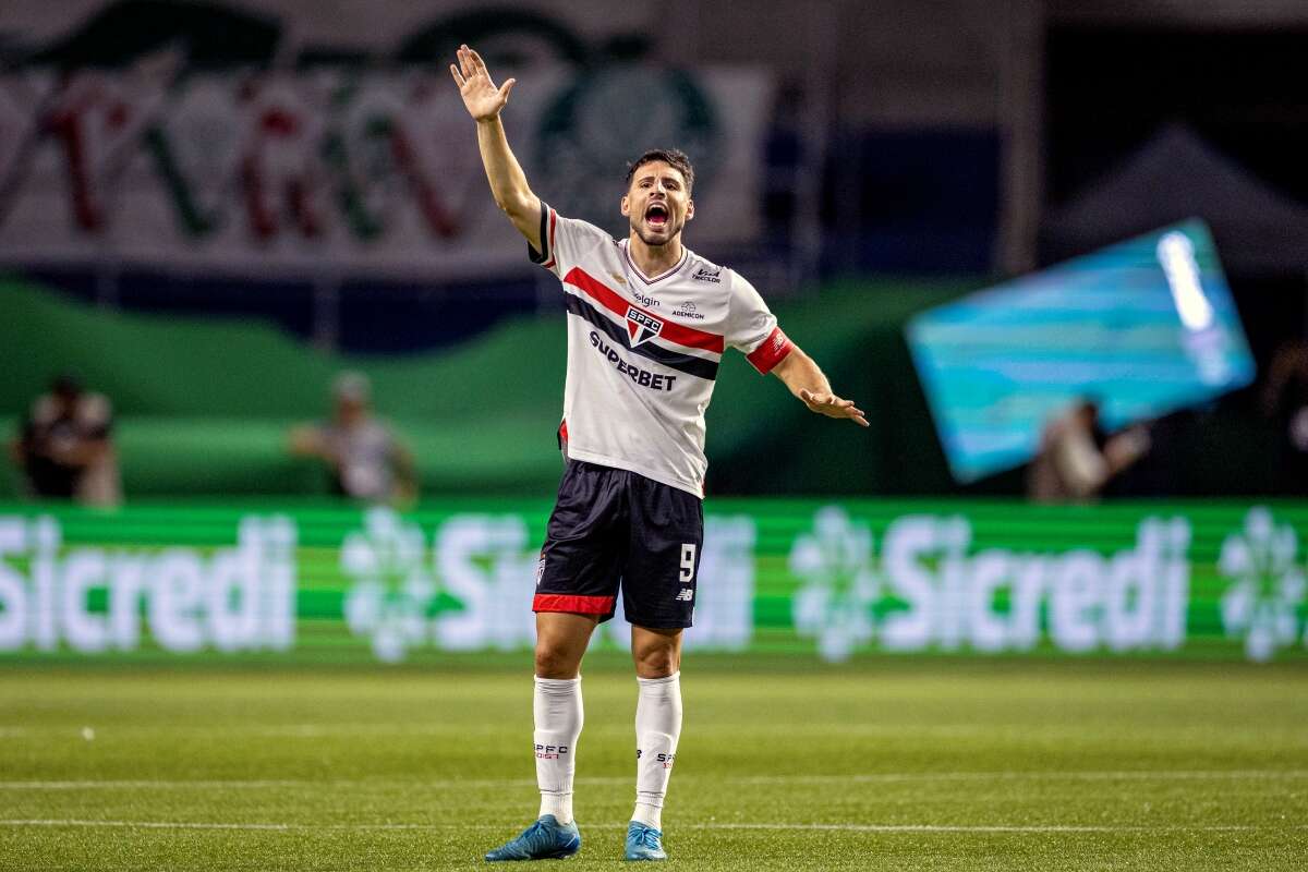 Vídeo: Calleri marca e São Paulo avança para semi do Paulistão