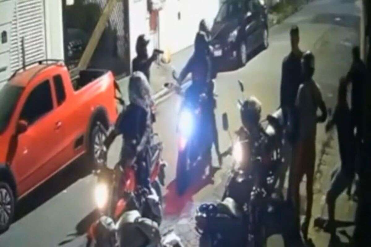 Combo violento: motoboys são assaltados em frente a lanchonete em Poá