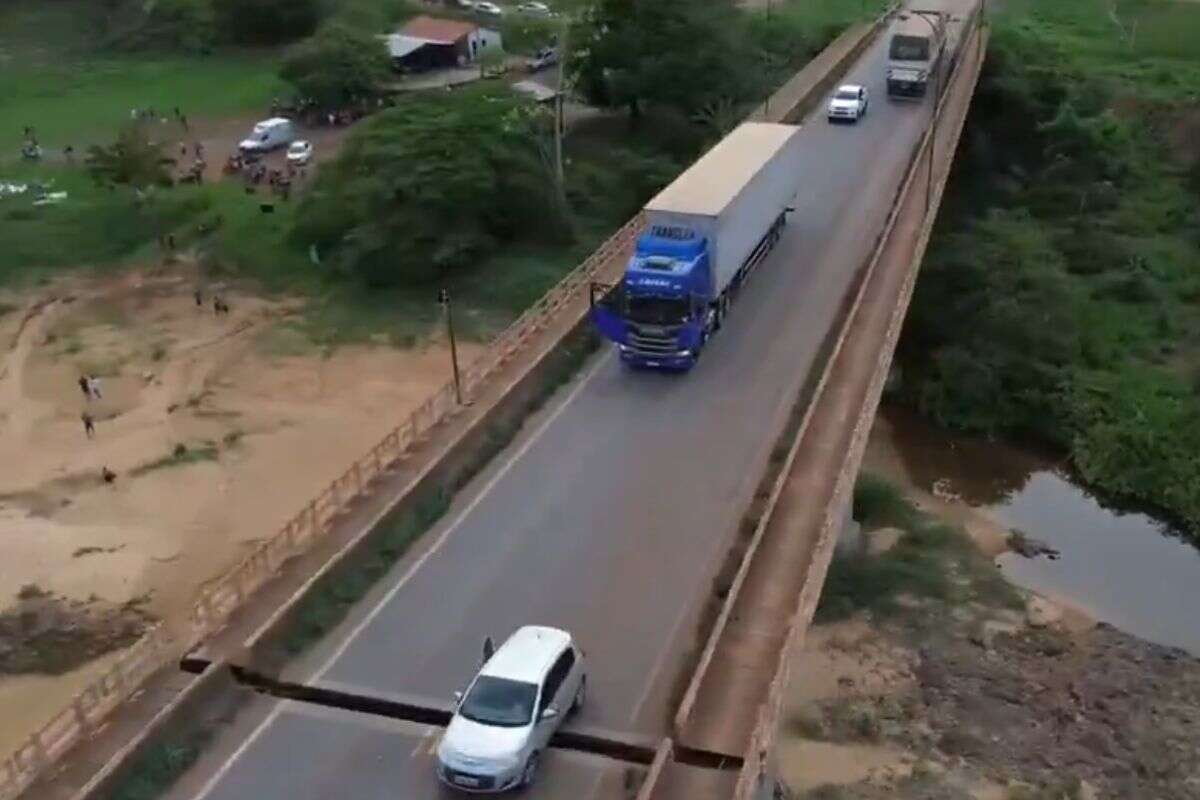 Desespero: vídeo mostra carro preso em fenda da ponte que desabou