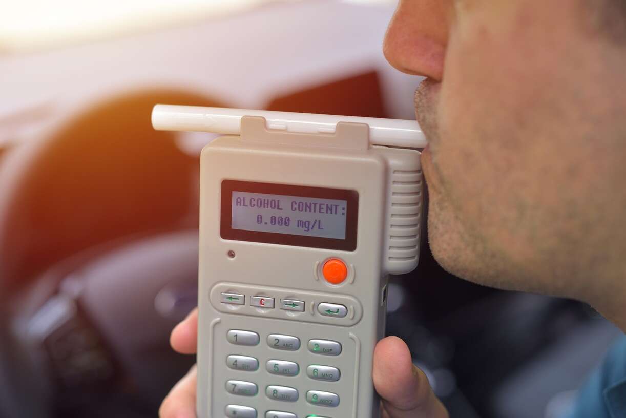 Motorista bate em carro de policial, a agride e recusa bafômetro no DF