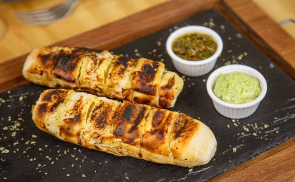 Pão de alho recheado é a receita que vai roubar a cena no churrasco