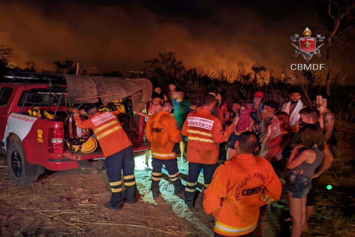 Banhistas ficam presos em cachoeira após incêndio atingir mata no DF