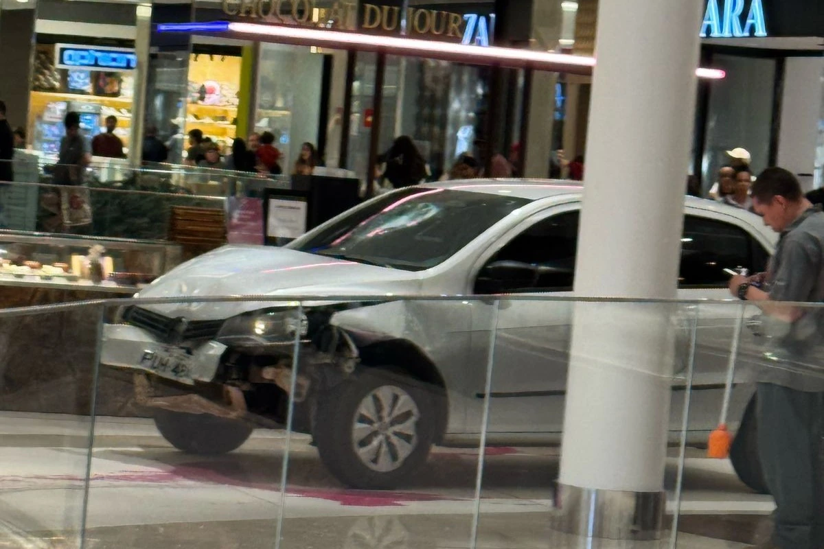 Carro desgovernado invade segundo piso de shopping em Goiânia. Vídeo