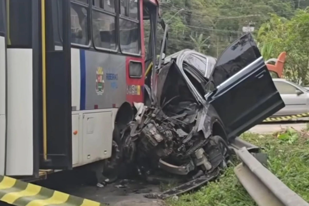 Vídeo: Audi avança na contramão e bate em ônibus. Cinco ficam feridos