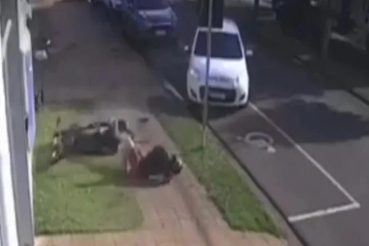 PR: adolescente com moto furtada foge da PM e bate em carro. Vídeo