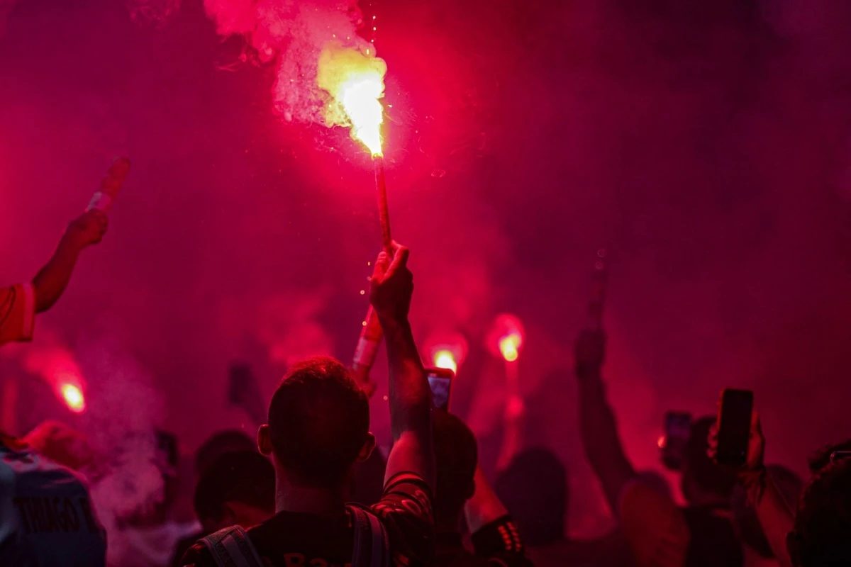 Vídeo: torcedores do Internacional promovem “rua de fogo” no Beira Rio