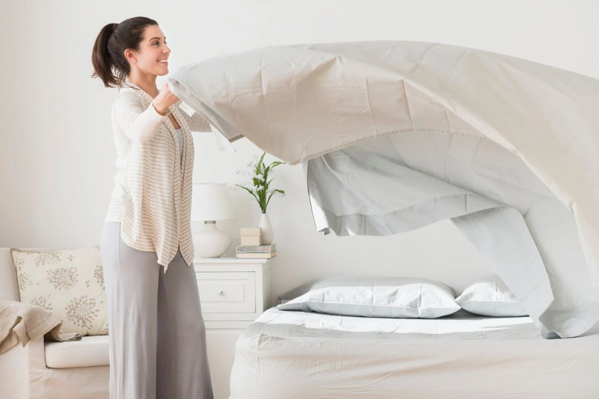 Com que frequência devo lavar a roupa de cama? Especialista explica