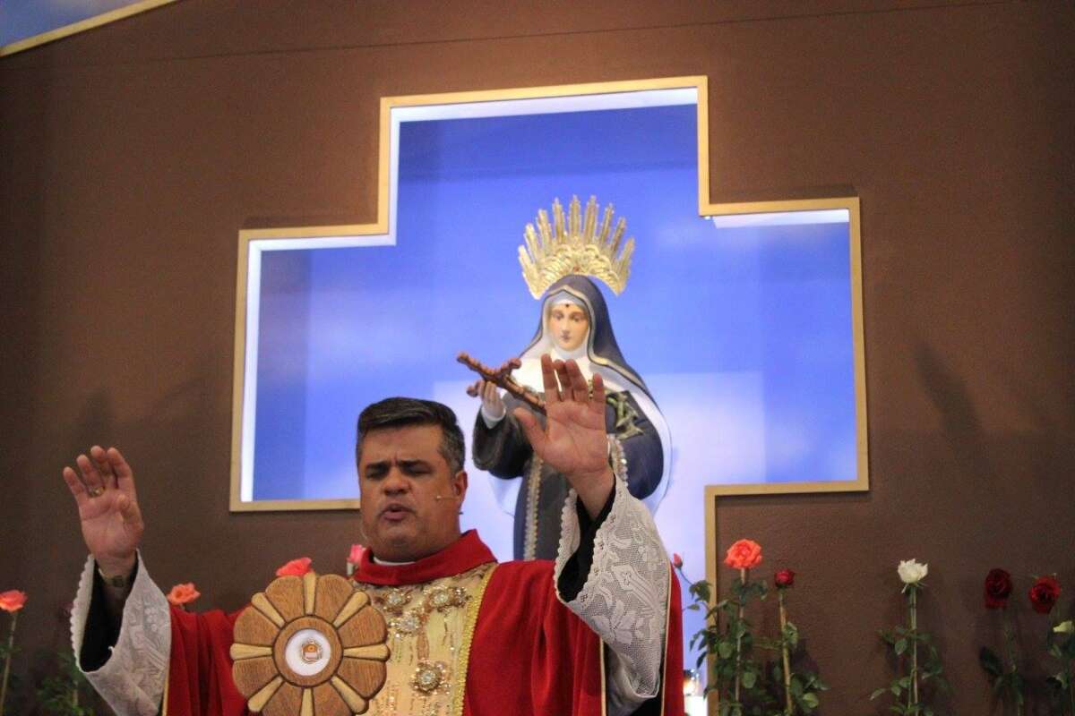 Padre é afastado de igreja em SP após vazamento de fotos íntimas