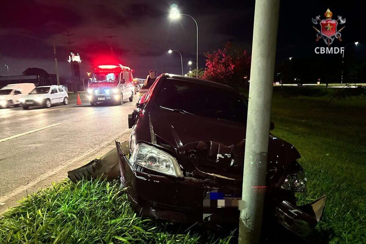 Colisão contra poste perto de motel deixa dois feridos na BR-060