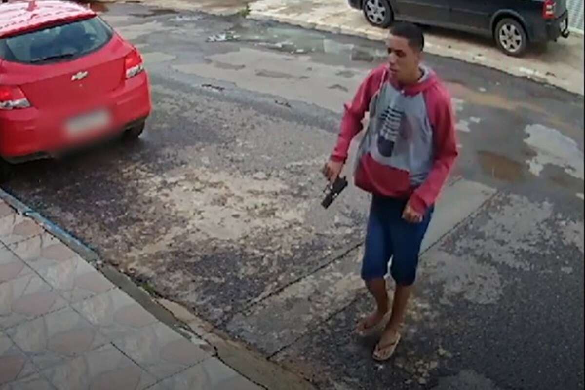 Vídeo: dupla armada que invadiu casa e roubou veículo é presa no DF