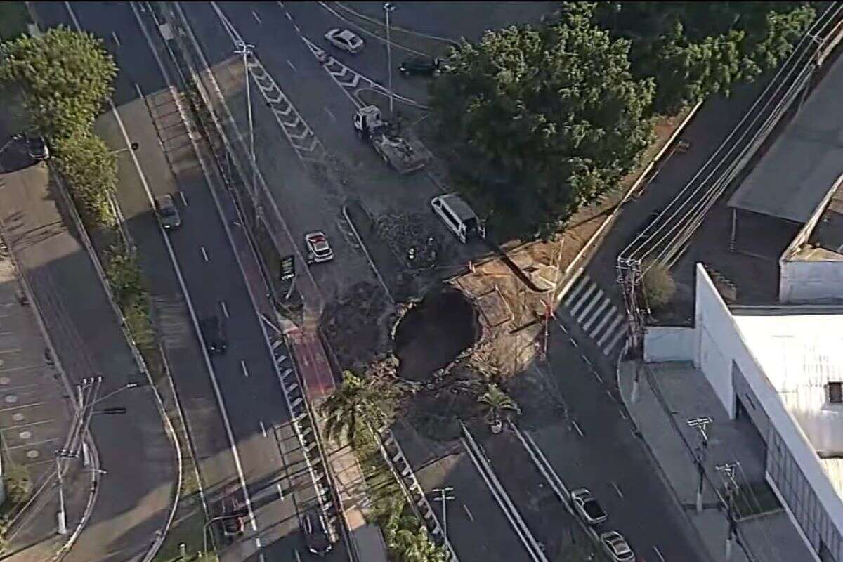 Cratera aumenta e trânsito é interditado pelo 2º dia na zona oeste