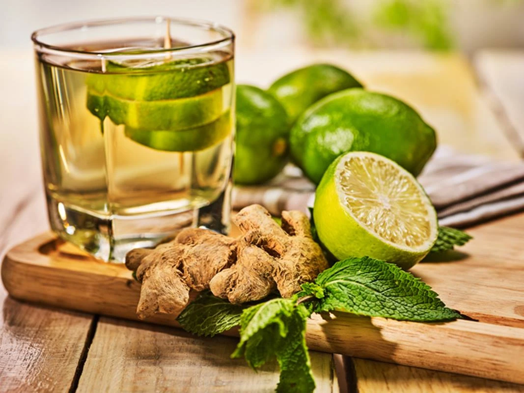 Chá natural alivia TPM e reduz inchaço com ingredientes simples