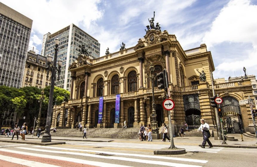 Prefeitura de SP tem 48h para explicar chamamento do Theatro Municipal
