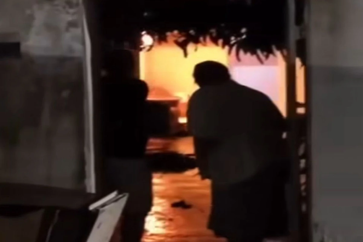Mulher coloca fogo em casa, mata mãe e se justifica: “Jesus mandou”
