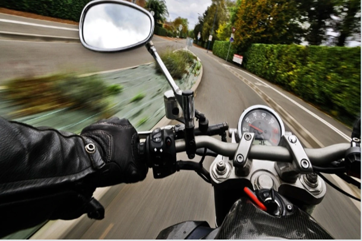 Desesperada, mulher pula de moto para escapar de fúria do namorado