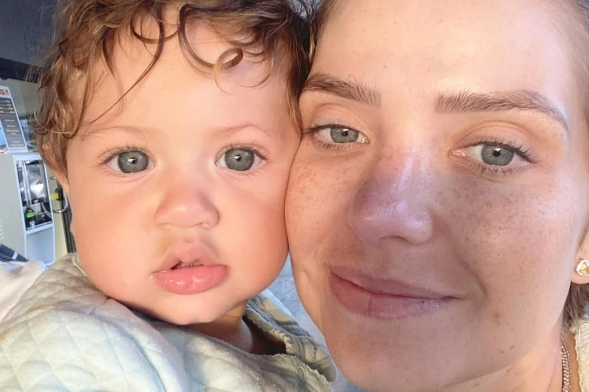Após parto prematuro e câncer, cantora gospel posa com a filha caçula