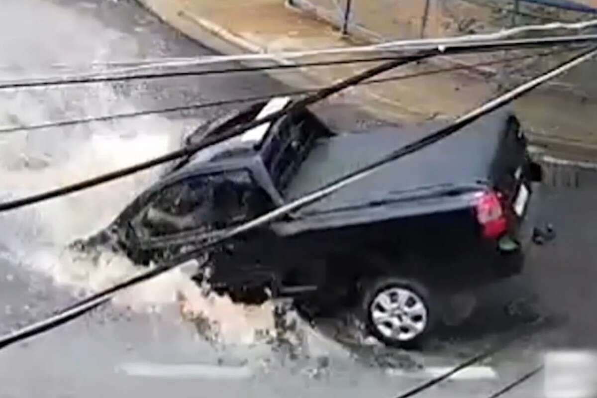 Vídeo: carro cai em cratera e motorista precisa sair pela janela em SP