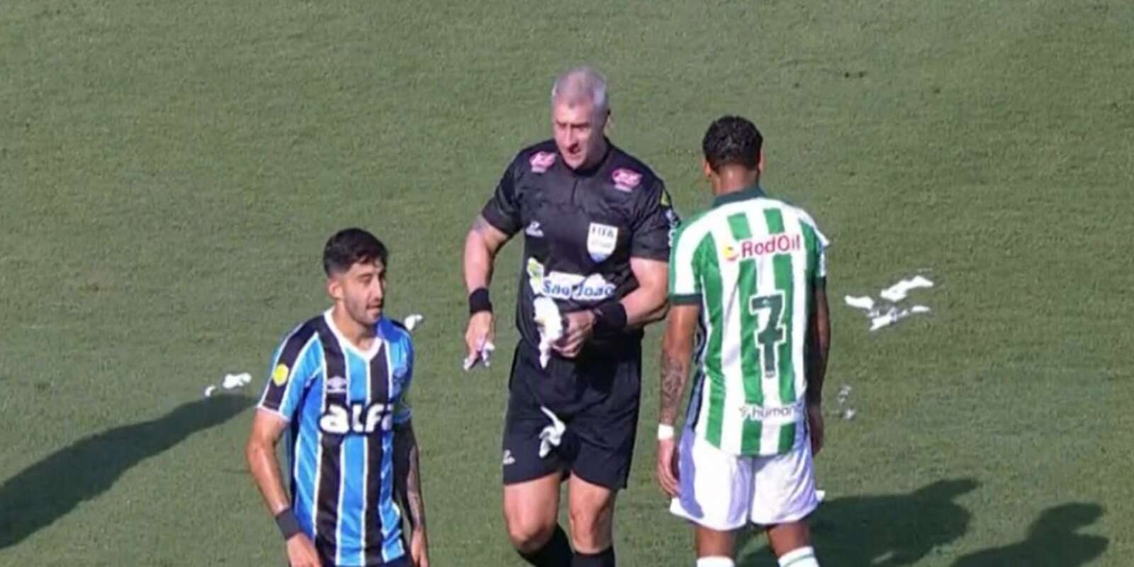 Vídeo: spray estoura no bolso de árbitro durante jogo do Grêmio