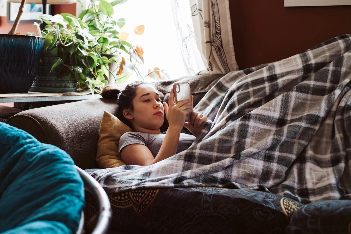Meninas sentem mais impactos negativos das redes sociais, diz estudo