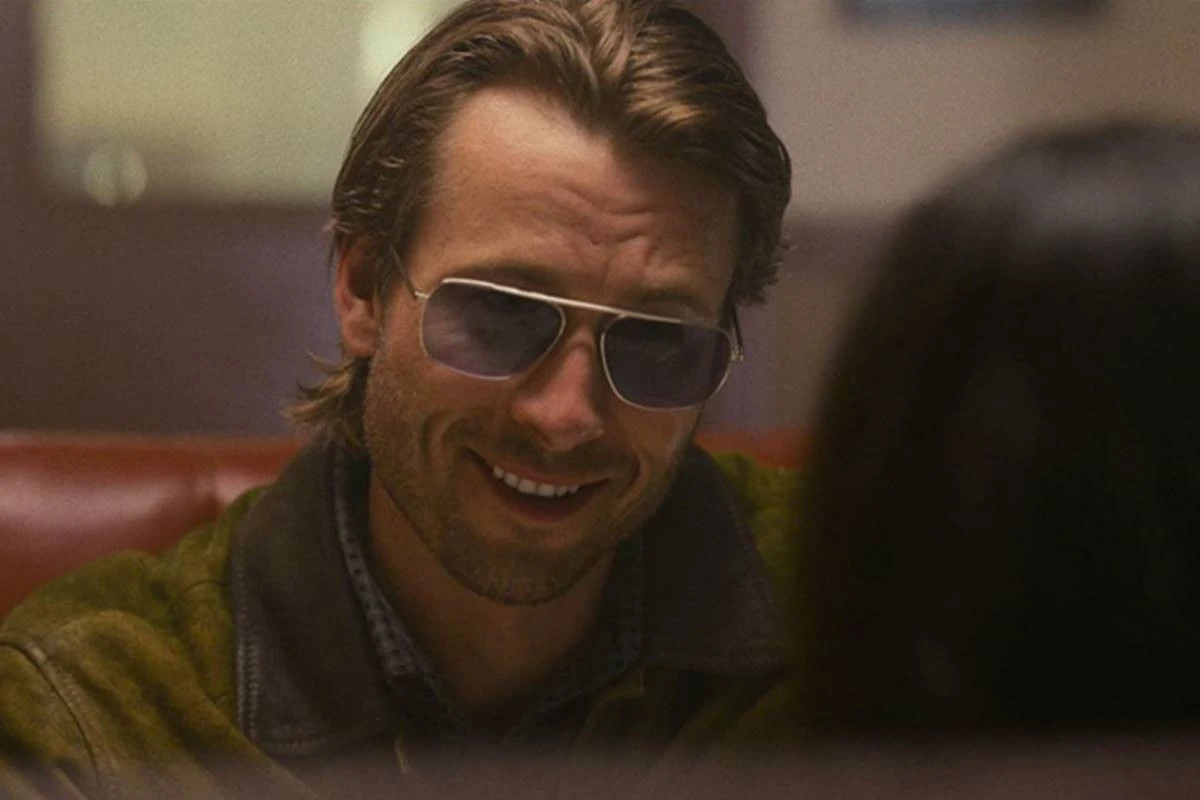 Crítica: Assassino por Acaso vale a pena pelo carisma de Glen Powell