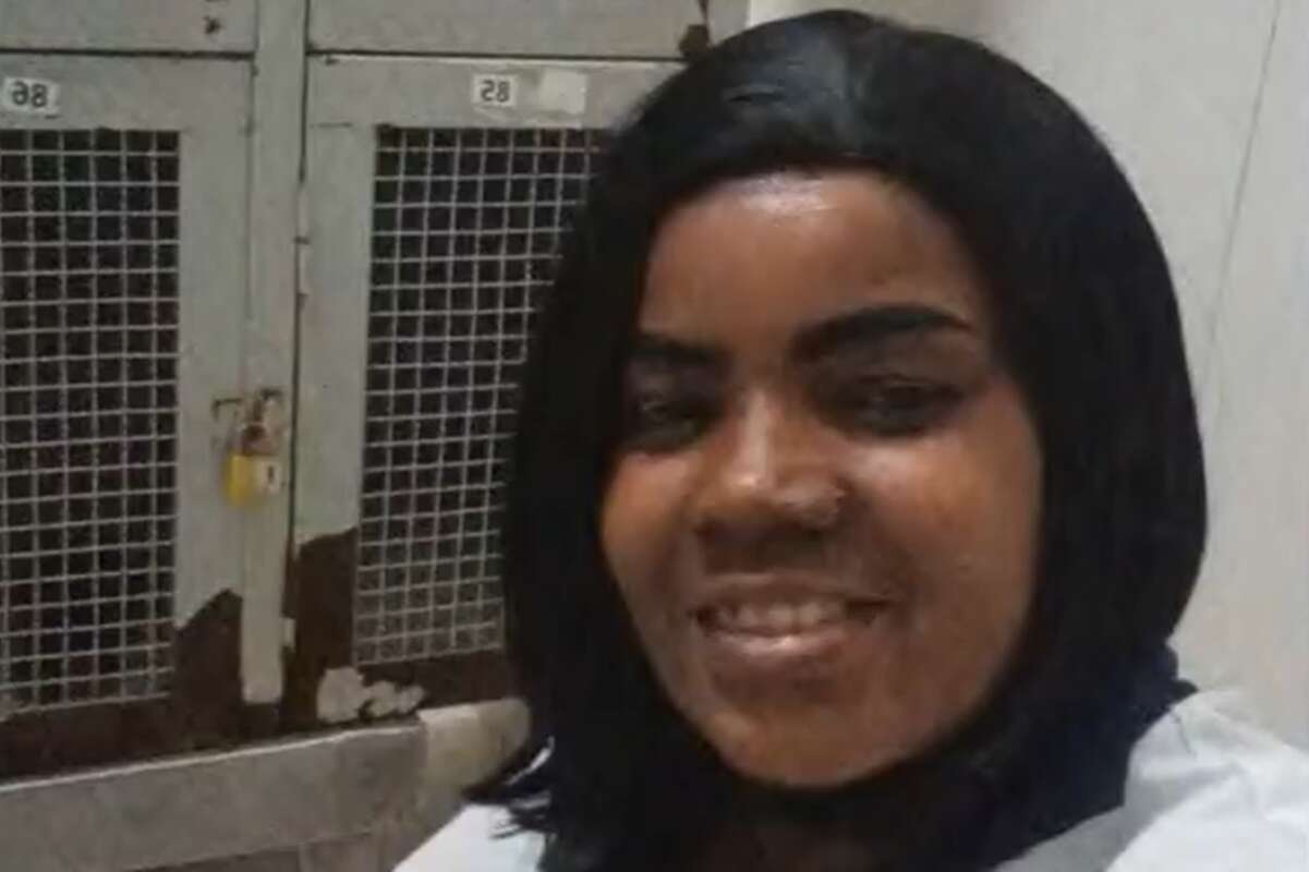 Mulher morre atingida por bala perdida dentro de casa no Rio