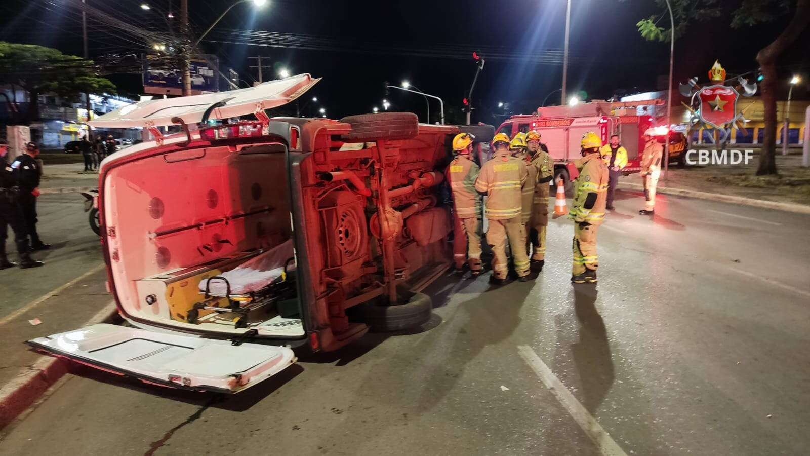 Ambulância que levava paciente de 80 anos capota após batida com carro