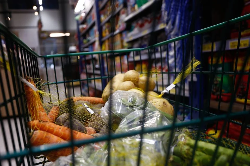 Cliente acusado de comer sem pagar será indenizado por supermercado